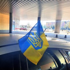 Automašīnas Ukrainas karogs ar ģerboni 45х30 cena un informācija | Karogi un aksesuāri | 220.lv
