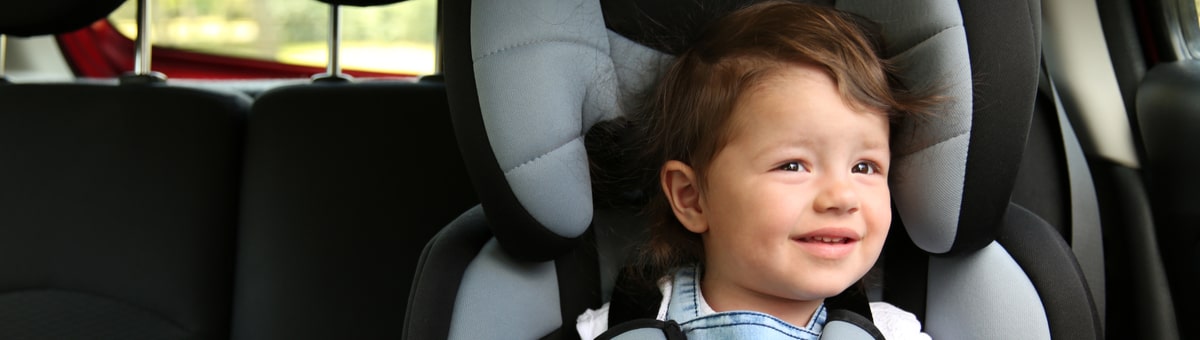 Kā padarīt atrašanos autokrēsliņā patīkamāku bērnam?